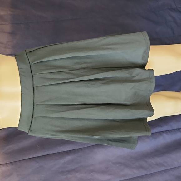 Skirt and crop top ☆ Medium ☆ Black ☆ Fun!  Pleated skirt ☆ Funky Top ☆ Cool 😎 - Picture 3 of 14